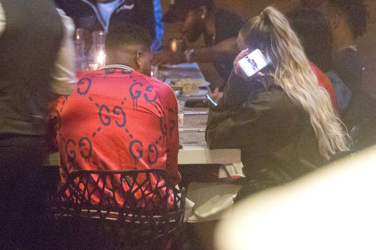 "De todo el 
<b><a href="https://www.univision.com/temas/kardashian">clan Kardashian</a></b>, la ingeniosa Khloé 
<b>siempre fue la más divertida</b>", introduce la publicación, "pero mientras 
<b>bostezaba en su cita con Tristan Thompson</b> (y sus amigos) este fin de semana, 
<b>no hubo muestra de su brillo</b> ni de su personalidad chispeante".