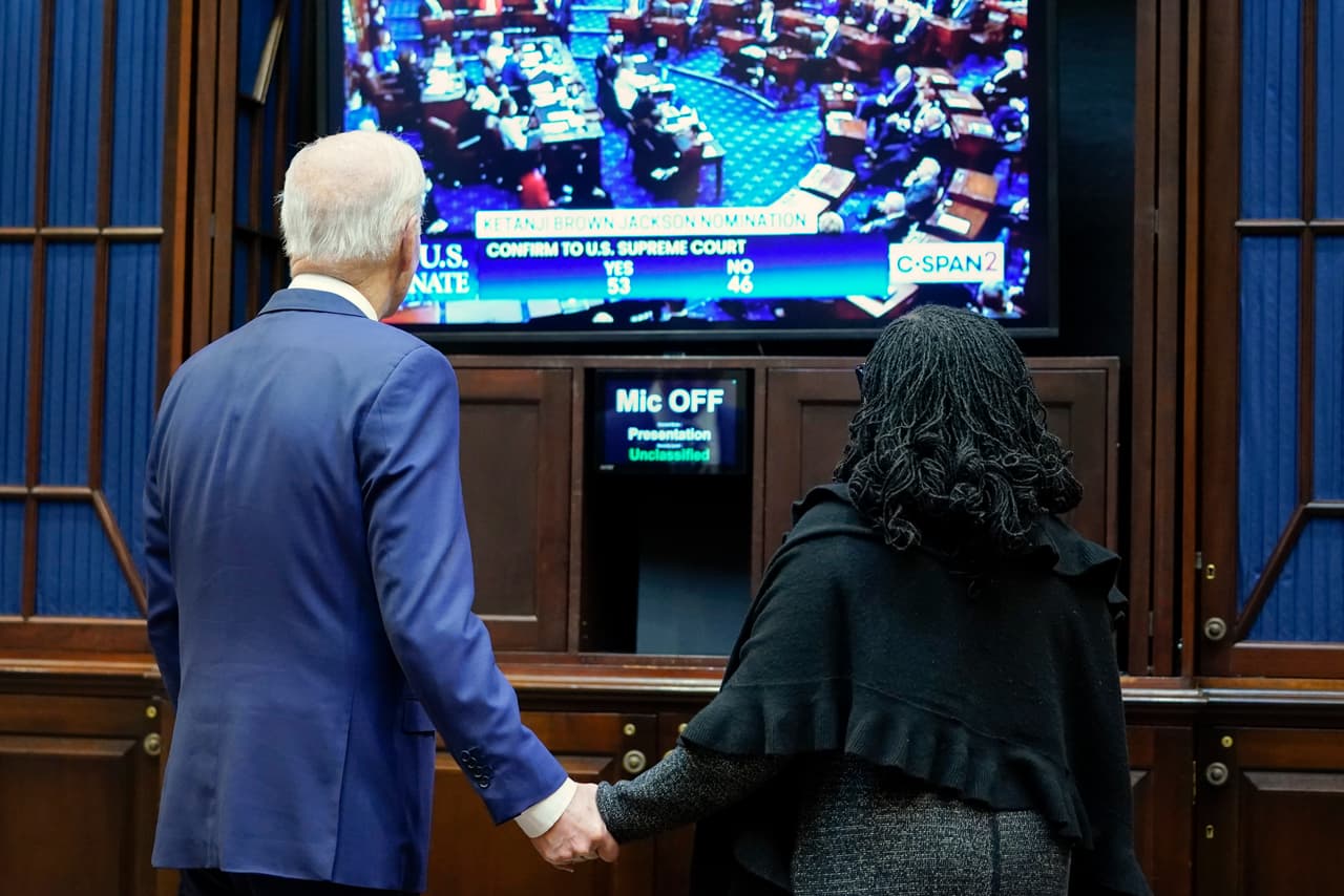 El presidente Biden toma de la mano a la jueza nominada a la Corte Suprema Ketanji Brown Jackson mientras observan la votación. En ese momento, la jueza tenía 53 votos a favor, suficientes para su confirmación, pero el proceso seguía a la espera del voto del republicano Rand Paul.
