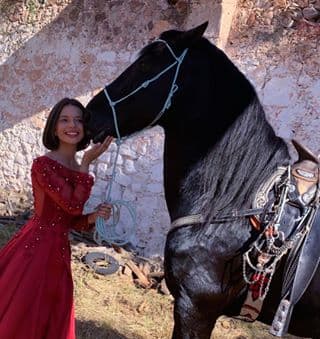 Es tanto el cariño que
<b>Ángela Aguilar,</b> nominada a
<a href="https://www.univision.com/temas/premios-juventud">dos Premios Juventud 2019</a>, siente por los caballos que el año pasado cayó en depresión cuando se murió el suyo.