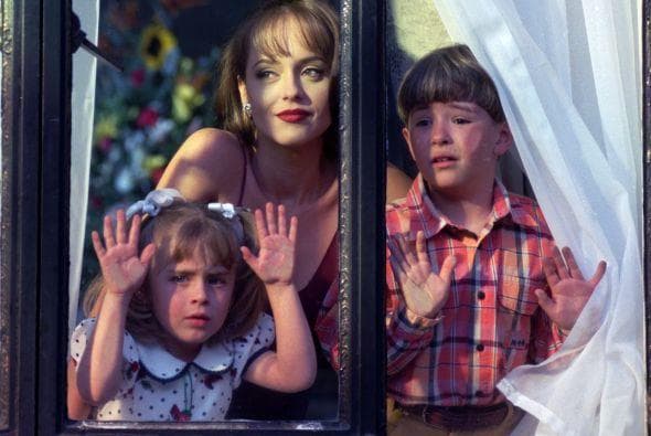 En esta telenovela, una de las más vistas y recordadas en la historia de los melodramas mexicanos, Gaby Spanic interpretó a las dos hermanas, un reto actoral para ella, pues tenía que hacer gala de su talento para darle realismo a ambos personajes que eran totalmente distintos, pues aunque Paola y Paulina eran protagonistas, la primera era toda una villana.