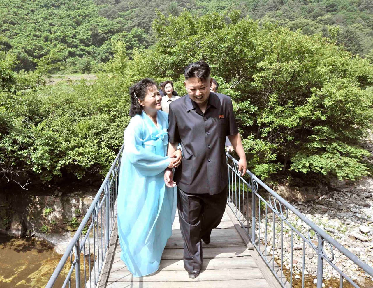 Una mujer del brazo de Kim Jong Un, durante una visita al ‘sitio revolucionario de Yuphyong’, en Pyongyang. 16 de junio de 2013.