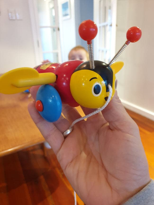 El regalo que el duque de Cambridge le obsequió a la hija de Ardern y Gayford es una figura de madera en forma de abeja con antenas de resorte, con un cordón para ser jalado.
<br>