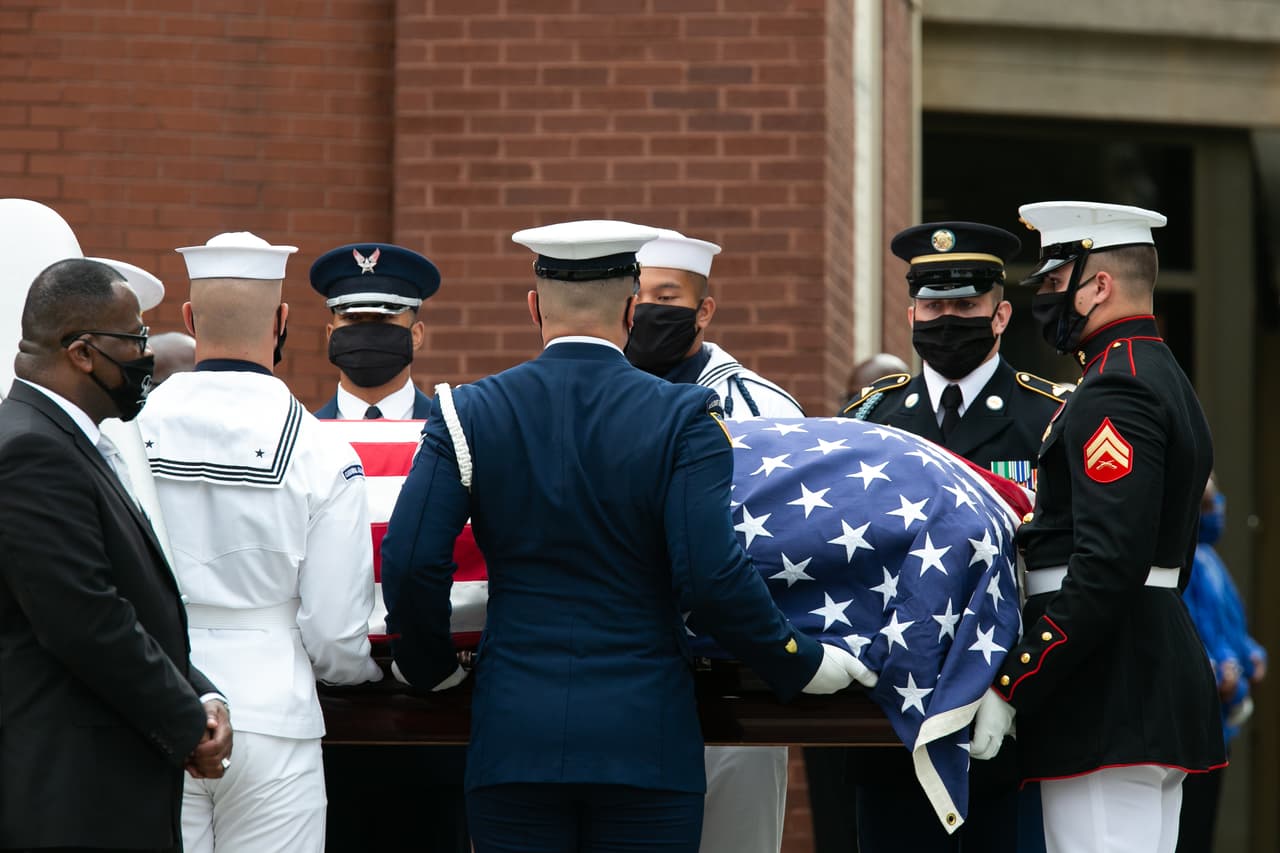 Miembros de las fuerza militares trasladaronn el cuerpo de John Lewis dentro de la iglesia Bautista Ebenezer de Atlanta, Georgia, donde se realizó la ceremonia funeraria.