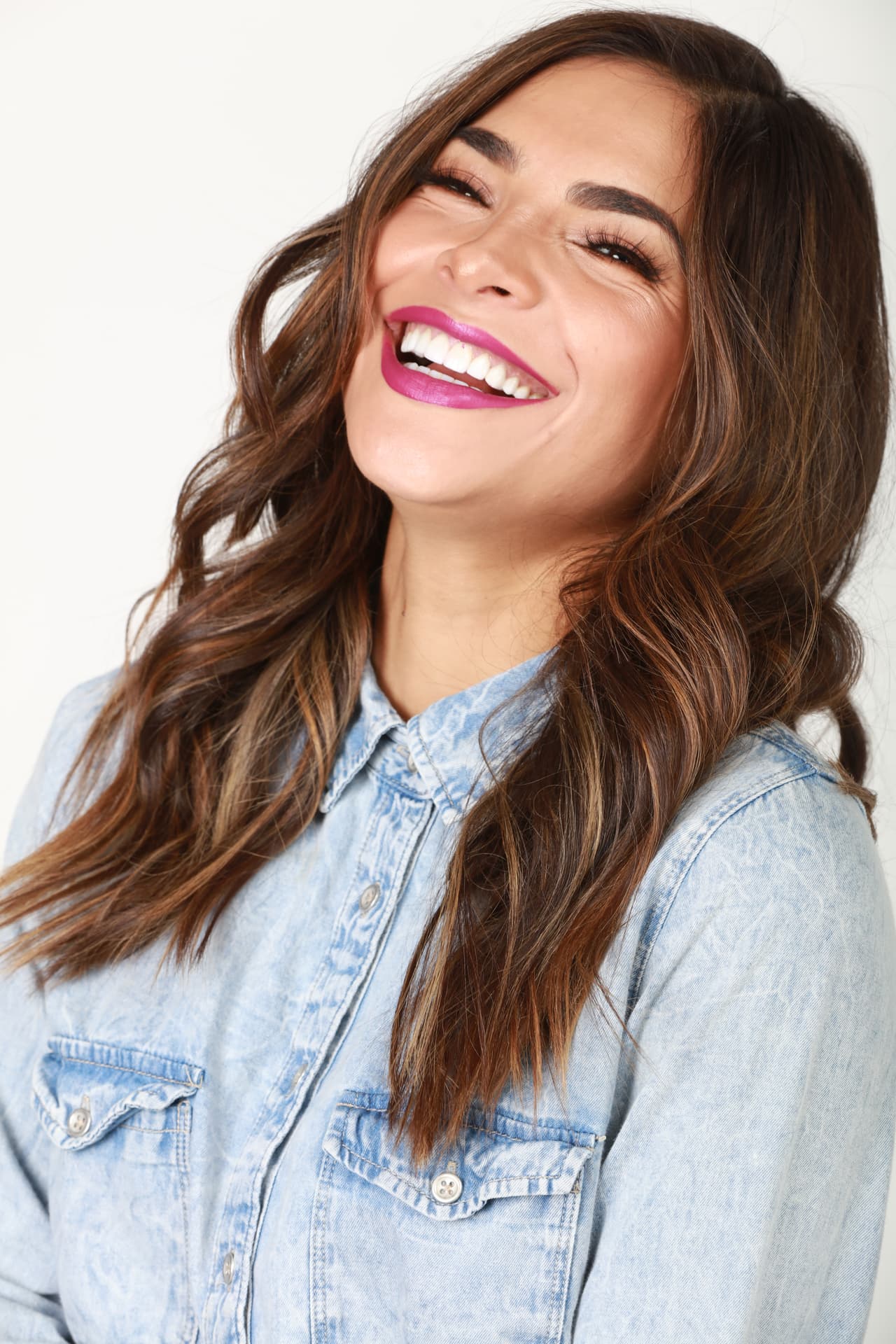 "El modelaje es casi como la actuación", asegura Alejandra sobre cómo se debe posar para lograr una foto espectacular. Mira 
<b><a href="http://www.univision.com/shows/la-reina-de-la-cancion/capitulo-4-alejandra-la-de-tijuana-en-la-alejandra-te-dice-como-lucir-como-una-estrella-video" target="_blank">el video</a></b> de cómo se realizó su sesión fotográfica para conquistar al mercado norteamericano.