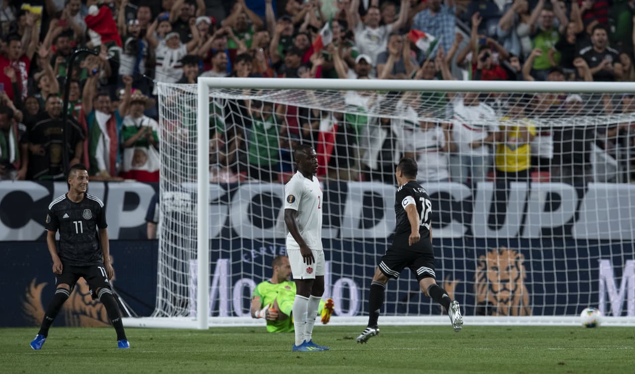 Pero a los 54 minutos, el recién ingresado Guardado, marcó un gran gol, pateando desde unos 25 metros de la cabaña canadiense para poner el 2-0.