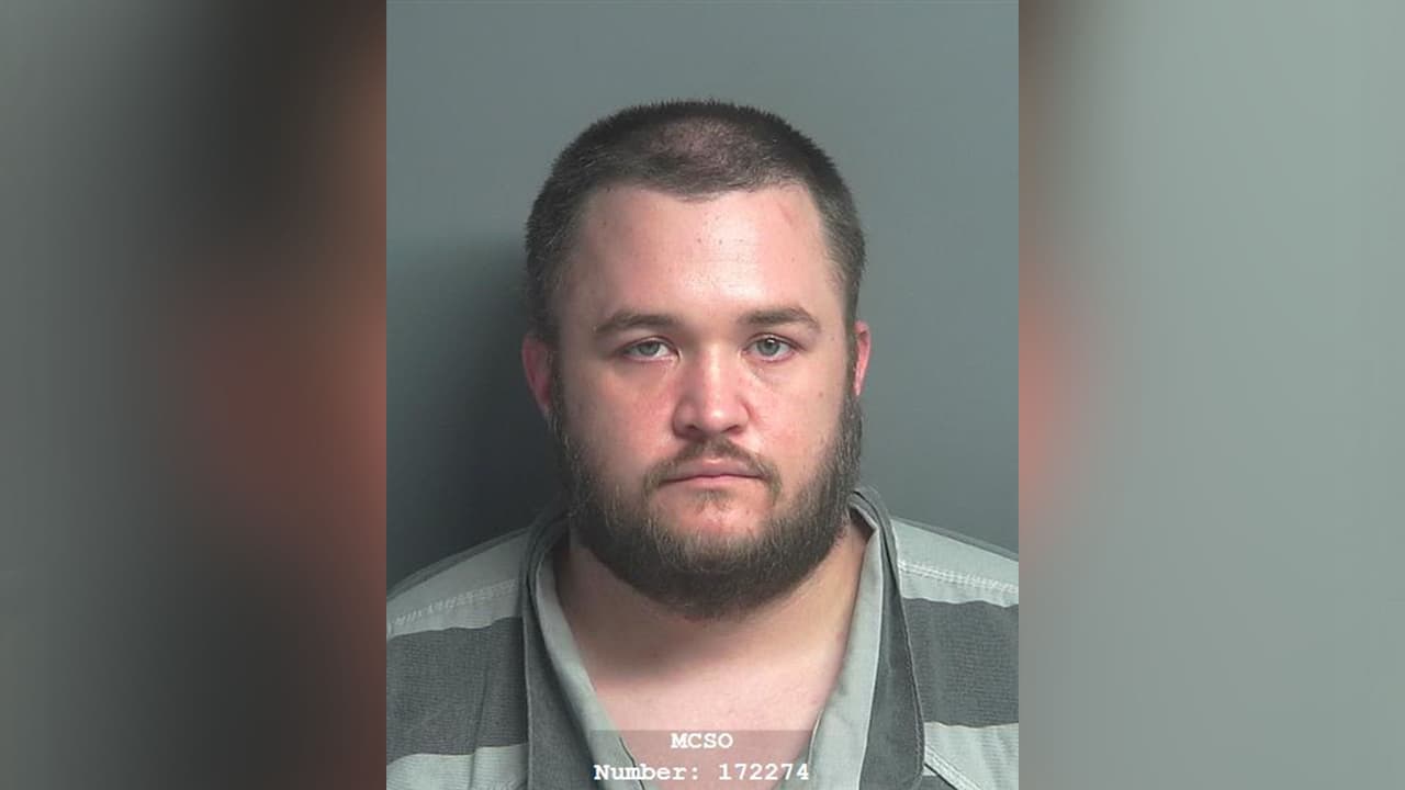 James Cody Henry, enfrenta cargos por posesión de pornografía infantil.