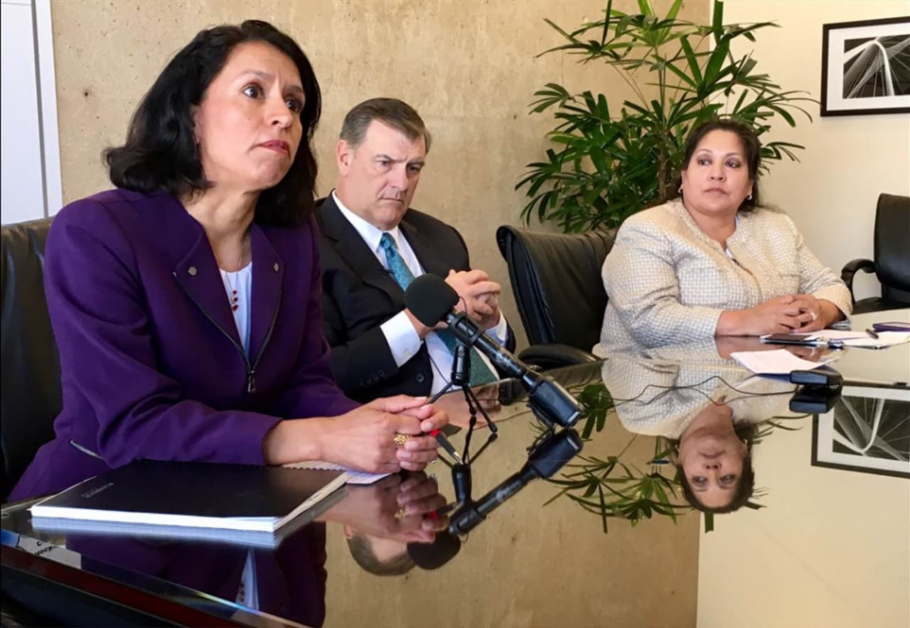 Dallas podría ofrecer tarjetas de identificación a inmigrantes indocumentados