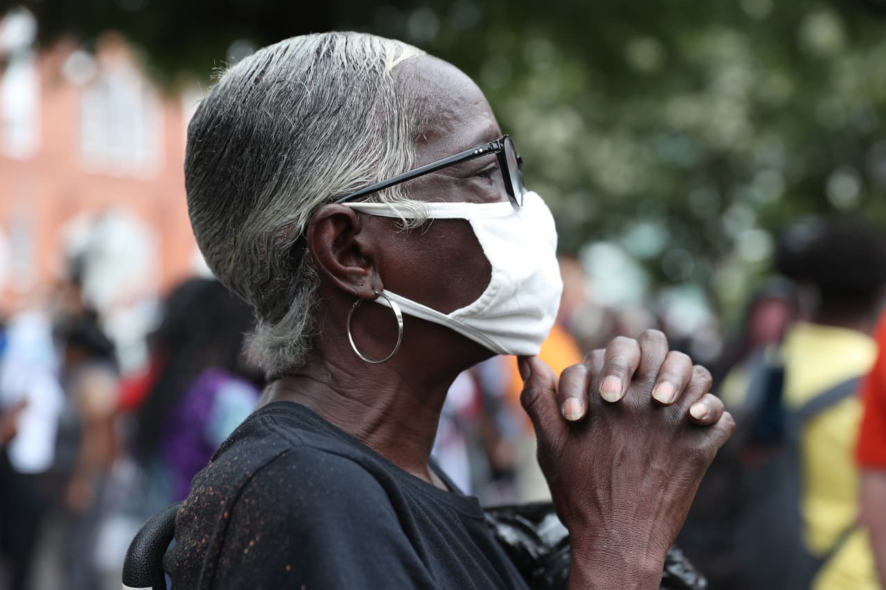 Algunos de los asistentes se mostraban profundamente afectados frente a la iglesia donde se realizó la ceremonia. Trump criticó al congresista como "solo palabras" y afirmó que no había trabajado bien por Atlanta, partes de las cual Lewis representaba en el Congreso.