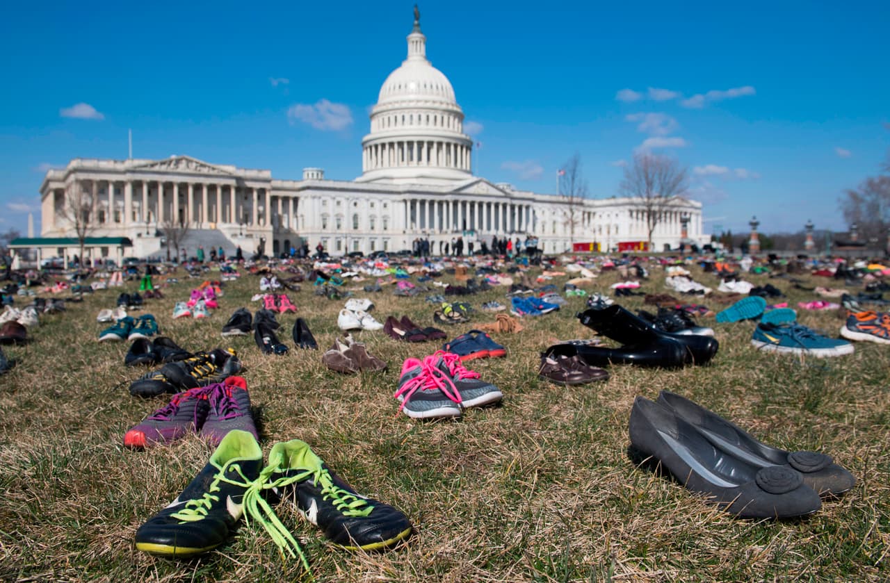 Esta manifestación con zapatos recuerda a la que se hizo cerca del parlamento húngaro en Budapest, cuando se conmemoró a los miles de asesinados por fascistas en la década de 1940. Cada 6 de diciembre en las ciudades de Canadá se hacen protestas similares en el Día Nacional de Conmemoración y Acción contra la Violencia contra las Mujeres.