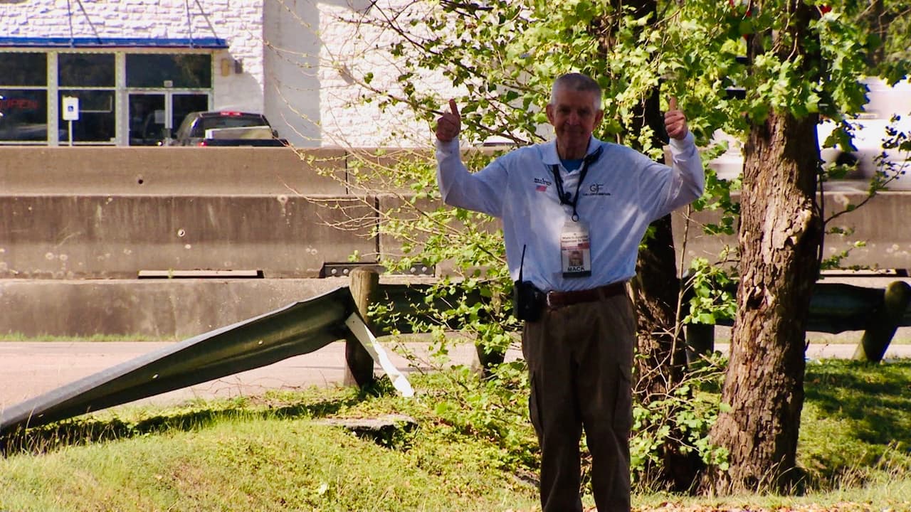 Jim McIngvale hace gala de su labor altruista una vez más al regalar alimentos a los habitantes de Houston que lo necesitan durante la pandemia del coronavirus.
