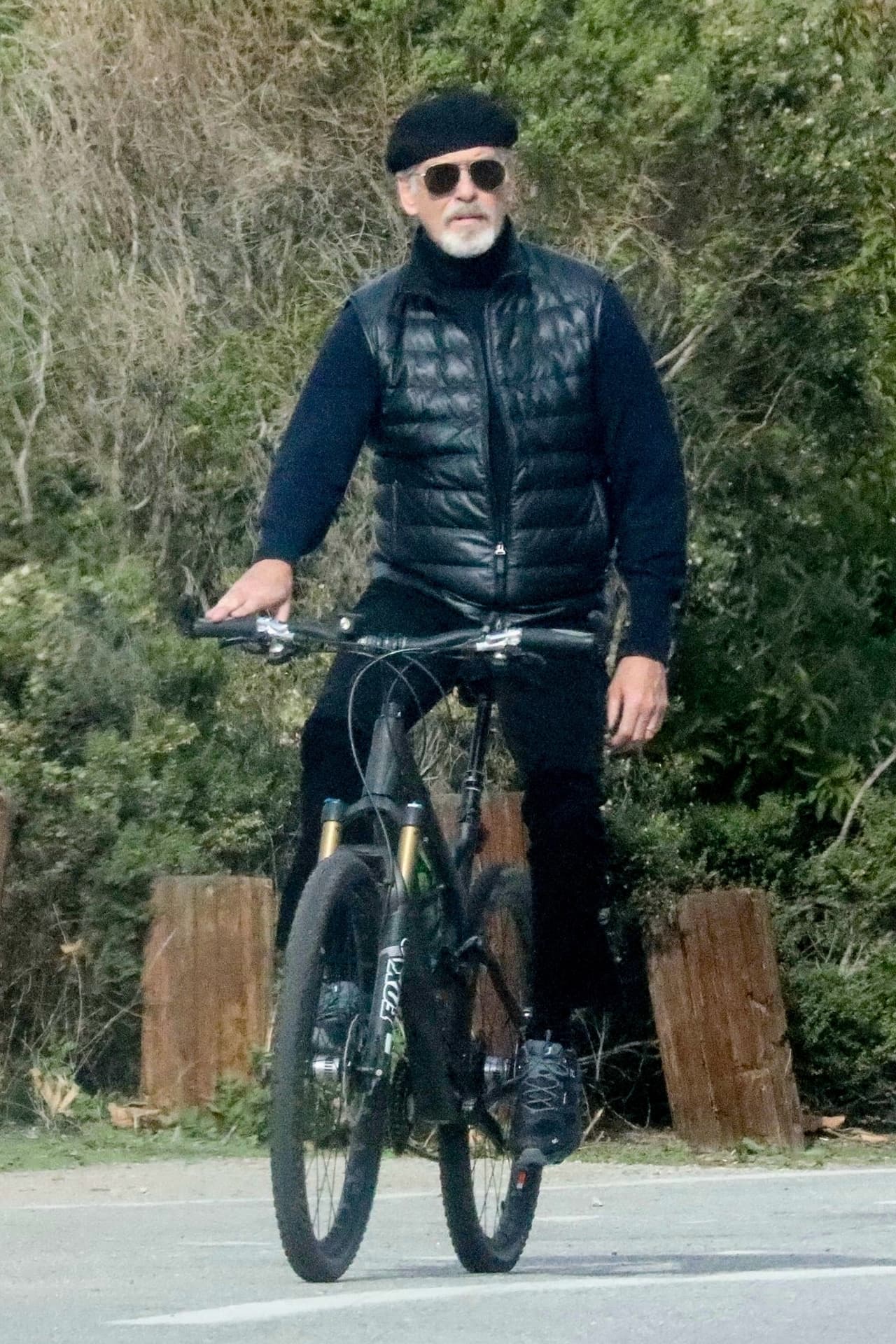 Contrario a Reeves, el actor irlandés iba muy bien abrigado. Se detuvo a mitad del camino y fue visto ajustándose su chaleco térmico, señalaron los paparazzi.