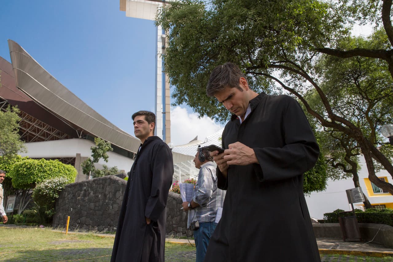 Durante los cortes, Daniel aprovechaba para checar su celular.