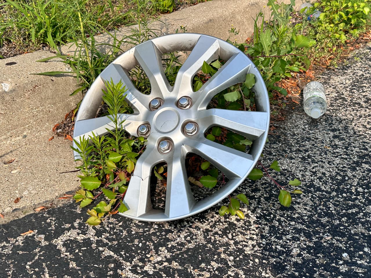 Horas después del accidente, la escena seguía mostrando 
<b>la magnitud del impacto:</b> objetos personales esparcidos, cables caídos y restos del vehículo sobre el asfalto revelaban 
<b>la fuerza del choque. </b>De acuerdo con un relato de uno de los integrantes de la banda, la camioneta quedó completamente destruida, al grado de ser considerada 
<b>pérdida total</b>.