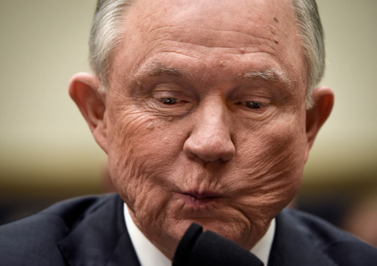 "Abuso infantil, inmoralidad, discriminación": Jeff Sessions es acusado por 640 miembros de su iglesia