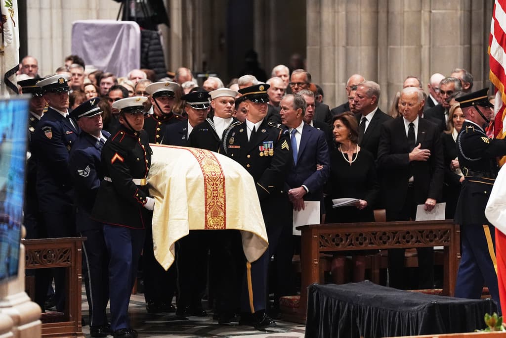 Expresidentes en la primera fila desde la izquierda, George W. Bush con Laura Bush y Joe Biden con Jill Biden, observan mientras los portadores militares llegan con el féretro del exvicepresidente Dick Cheney a la Catedral Nacional de Washington. (Foto AP/Matt Rourke)