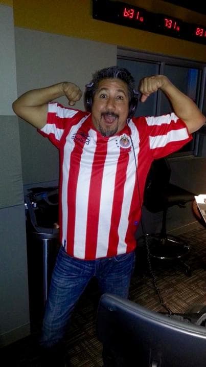 Su compañero de micrófono, 
<a href="https://www.univision.com/temas/el-feo"><b>Andrés Maldonado El Feo</b></a>
<b>,</b> también es un fiel fanático, pero del 
<b>'Rebaño Sagrado'</b>.