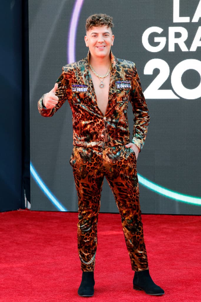 El cantante
<b>Markos D1</b> posó con un traje con estampado 'animal print' y botines negros.