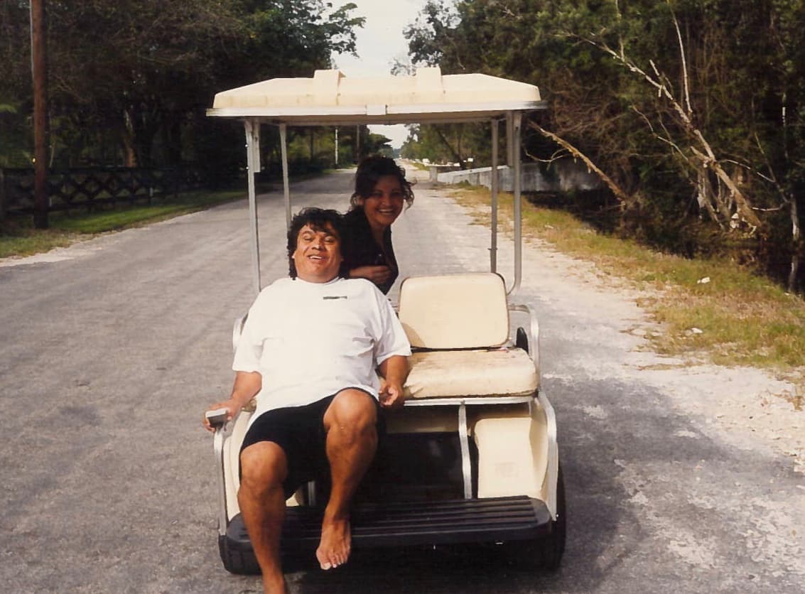 “Cuando él estaba en México, que compartía más tiempo con él, nos íbamos de compras –a él le encantaba irse de compras- compraba sus guayaberas, sus huarachitos, sus sombreros mexicanos, le encantaba todo lo que es lo nuestro”.