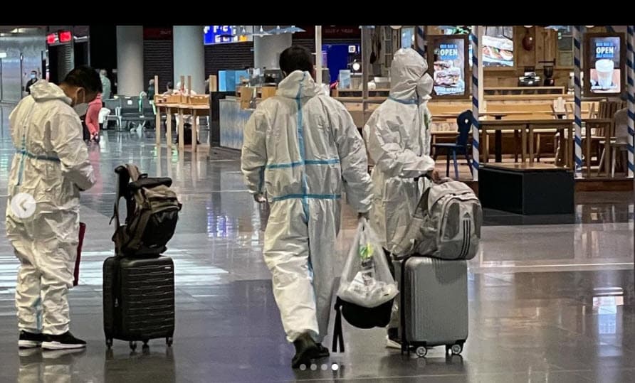 En una escala en Alemania, él y su esposa se percataron de cómo algunos viajeros aún no quieren correr riesgos de contagio. 
<br>