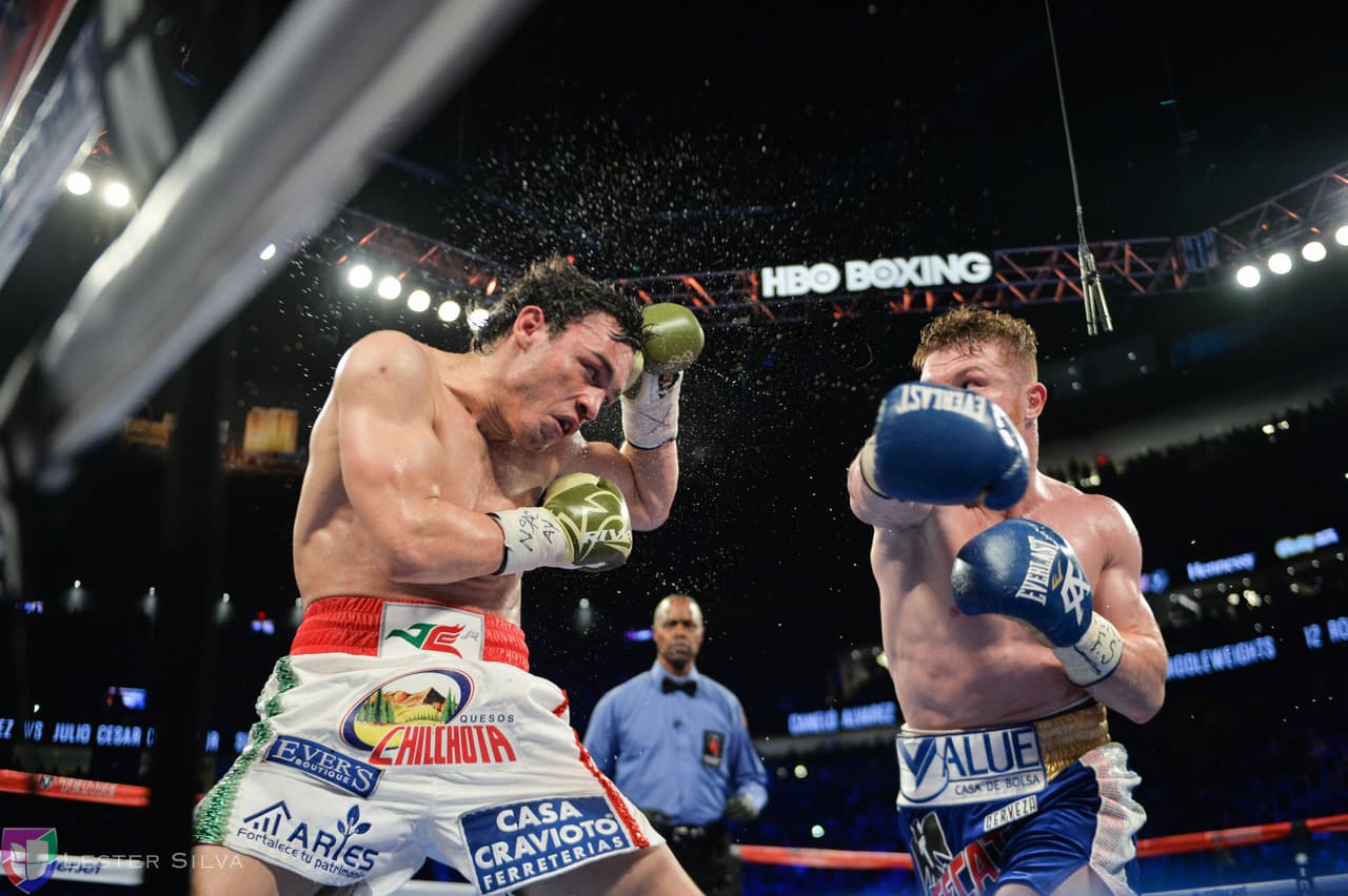Te acercamos a los golpes que se dieron Saúl 'Canelo' Álvarez en contra de Julio César Chávez Jr., imágenes que te harán sentir en el ring.