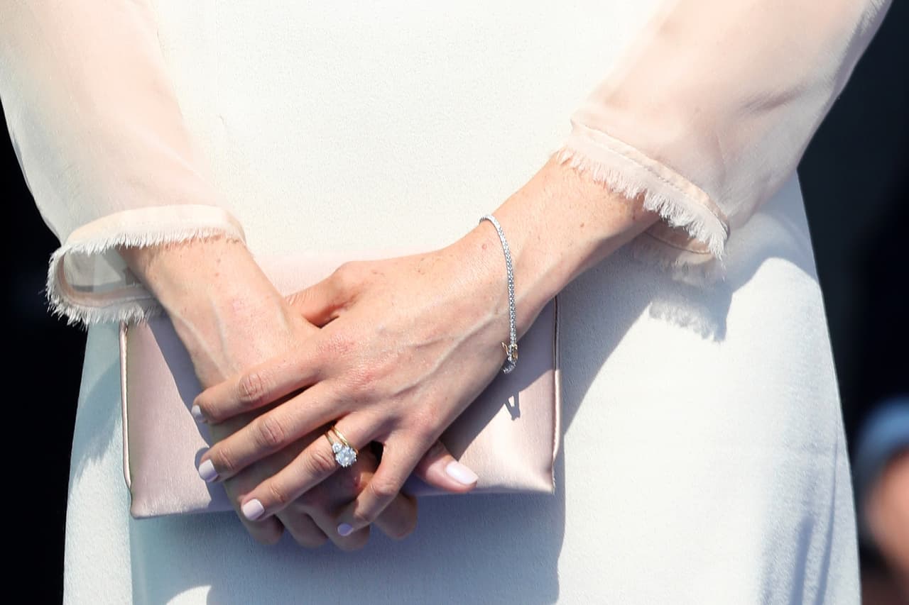 Adiós también a las piezas y el barniz de uñas con colores brillantes. Ahora acompaña su anillo de matrimonio con tonos más neutrales, como el resto de las mujeres de la realeza.