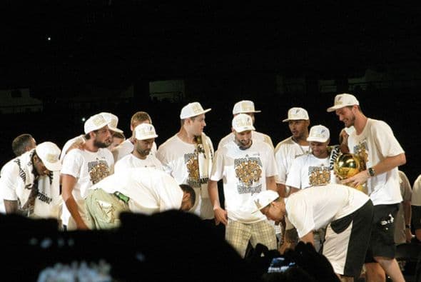 Photos: Spurs Championship Alamodome Celebration 2014