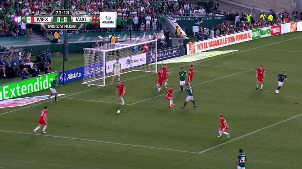 Andy King despeja el balón y aleja el peligro