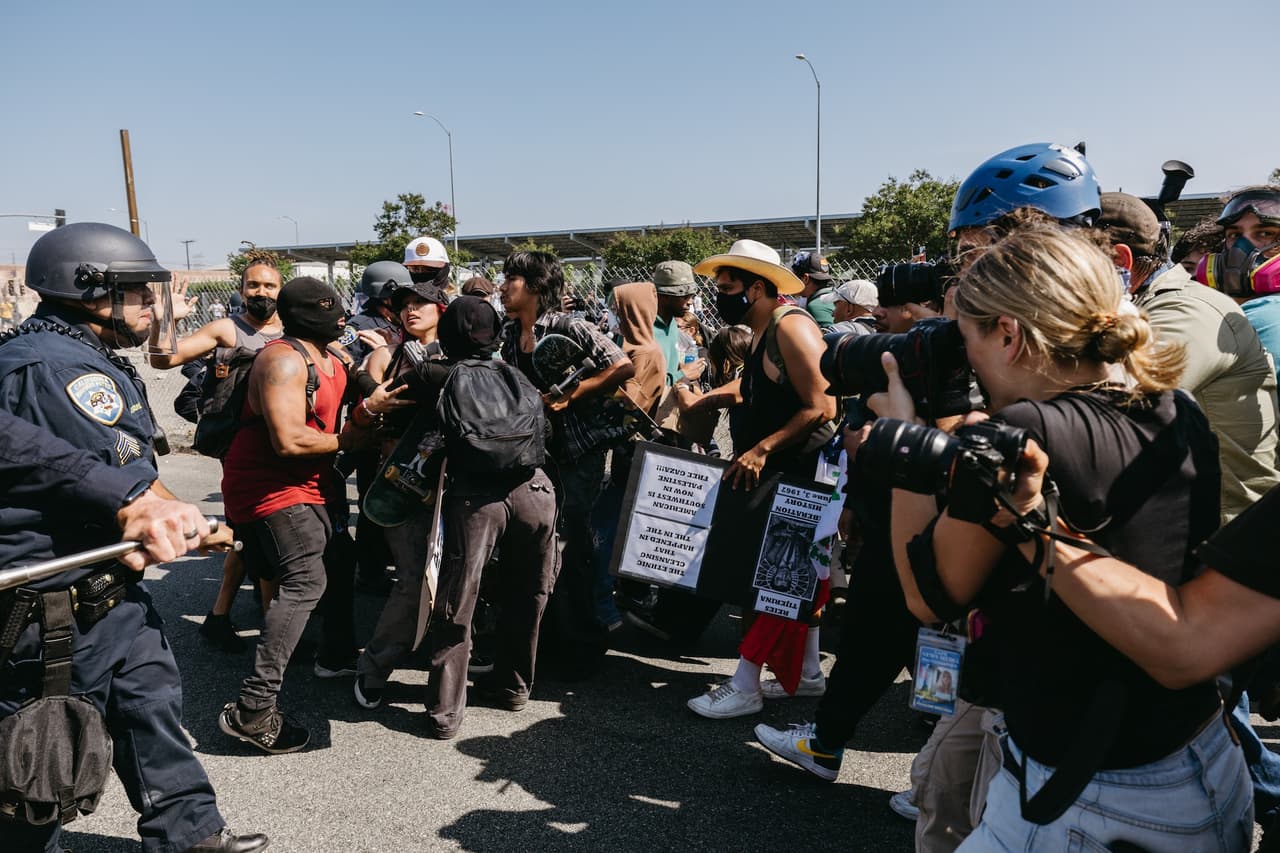 Dos agentes del LAPD resultaron heridos en los disturbios; recibieron atención médica tras enfrentarse a grupos de manifestantes en medio de las acciones para dispersar a la multitud.