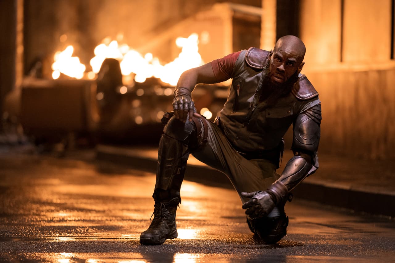 Mustafa Shakir es Jet Black en la serie live action.