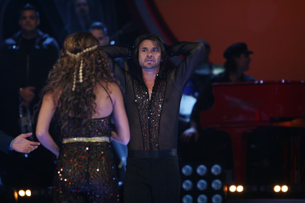 Como olvidar el momento en que Cristian Zuárez sacudió tanto a su bailarina en Mira Quién Baila que le sacó el relleno del sostén y terminaron en el piso. "Se estaba viendo ridículo", recordó el ex de Laura Bozzo quien decidió parar el baile por respeto a su compañera de pista.