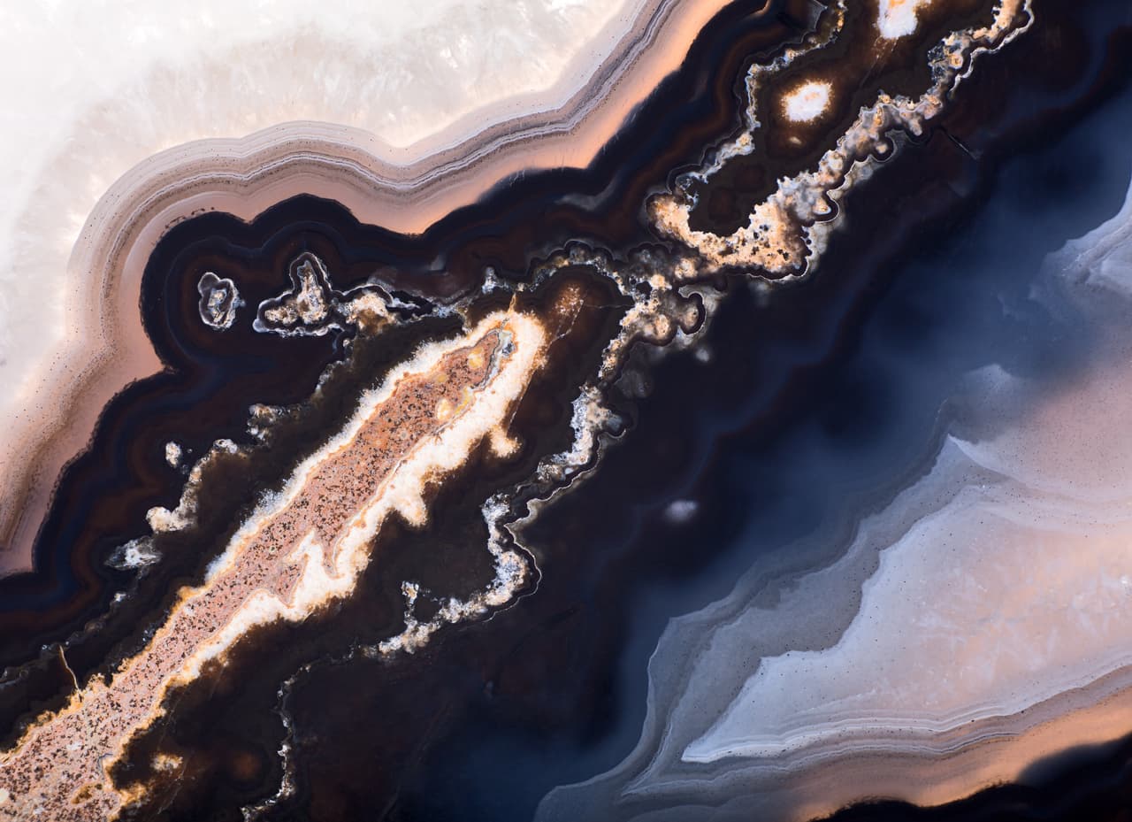 ¿Un arrecife de coral junto a la costa? No. Un corte de una bella piedra semipreciosa, ágata.