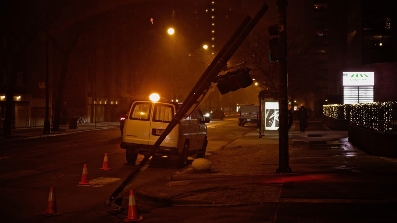 En esta imagen, se observa en el lado norte de Chicago, que un semáforo se rompió y cayó en el área.