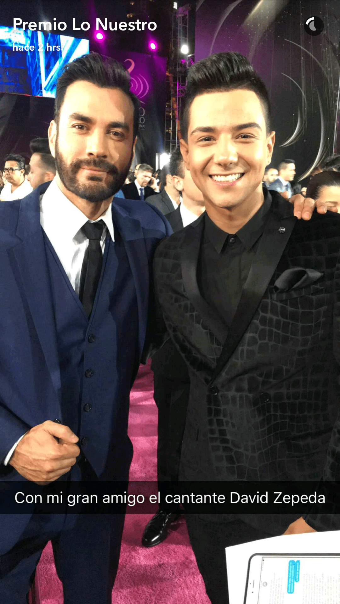 Luis Coronel con su carisma natural se saca fotos con sus amigos artistas.