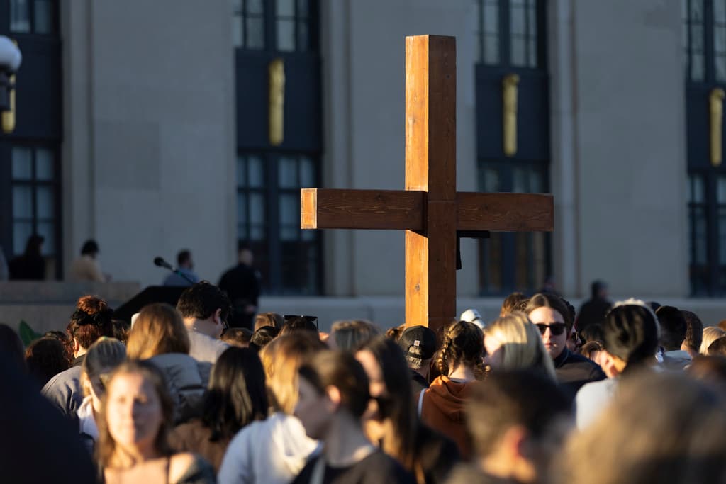 La gente se mantuvo al margen de la división política entre Nashville, de tendencia demócrata, y gran parte del resto de Tennessee, de tendencia republicana. Legisladores de ambos partidos se unieron para pedir que se recuerde a los seis fallecidos. Una cruz de madera acompañó a la multitud durante la vigillia.