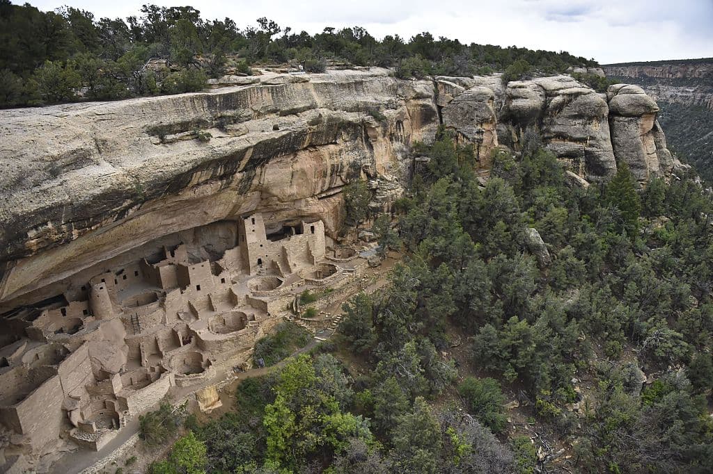 Una vista de un palacio en el acantilado construidas por los pueblos ancestrales en el parque nacional Mesa Verde en Colorado.