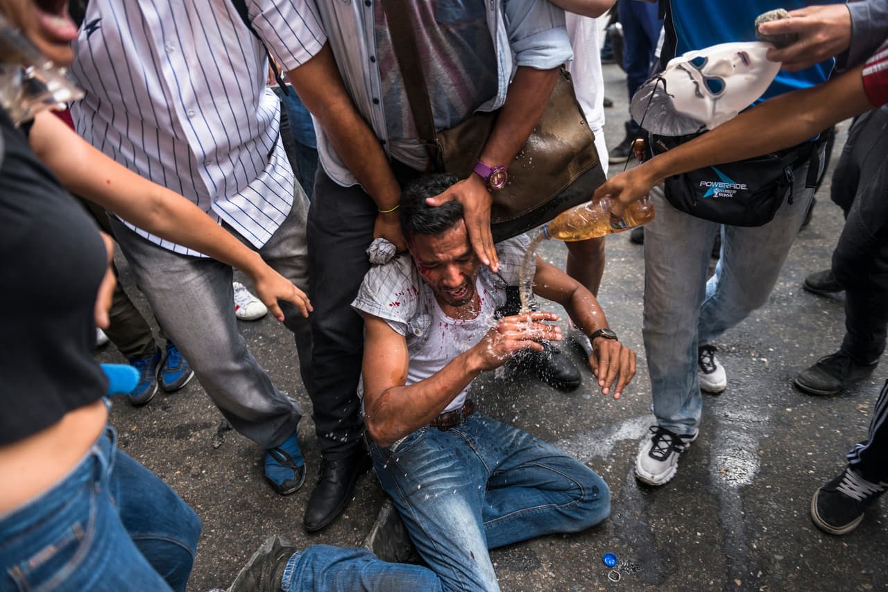 Iván Cadenas, un joven que fue sorprendido robando un teléfono durante una protesta, fue atrapado y golpeado por un grupo de manifestantes que lo entregaron a la policía del Municipio Chacao para evitar que le prendieran fuego luego de ser rociado con gasolina. 10 de abril de 2017.
