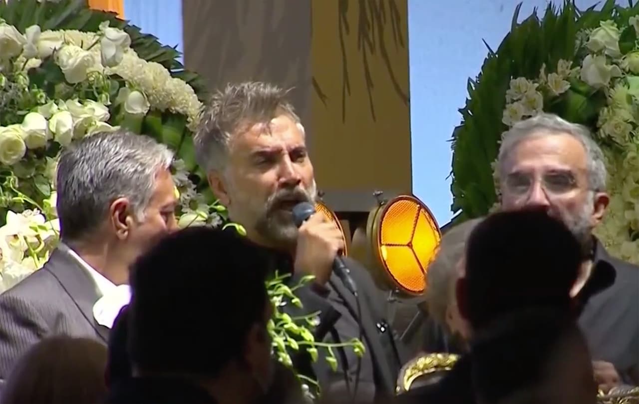 Alejandro Fernandez, hijo de Vicente y también cantante, entonó la canción ‘Volver, volver', una de las peticiones de su padre para el funeral. Cuquita, esposa del ídolo, agradeció a todas las personas que rezaron y pidieron por su salud. “Les doy las gracias, que Dios los cuide”, dijo Cuquita.