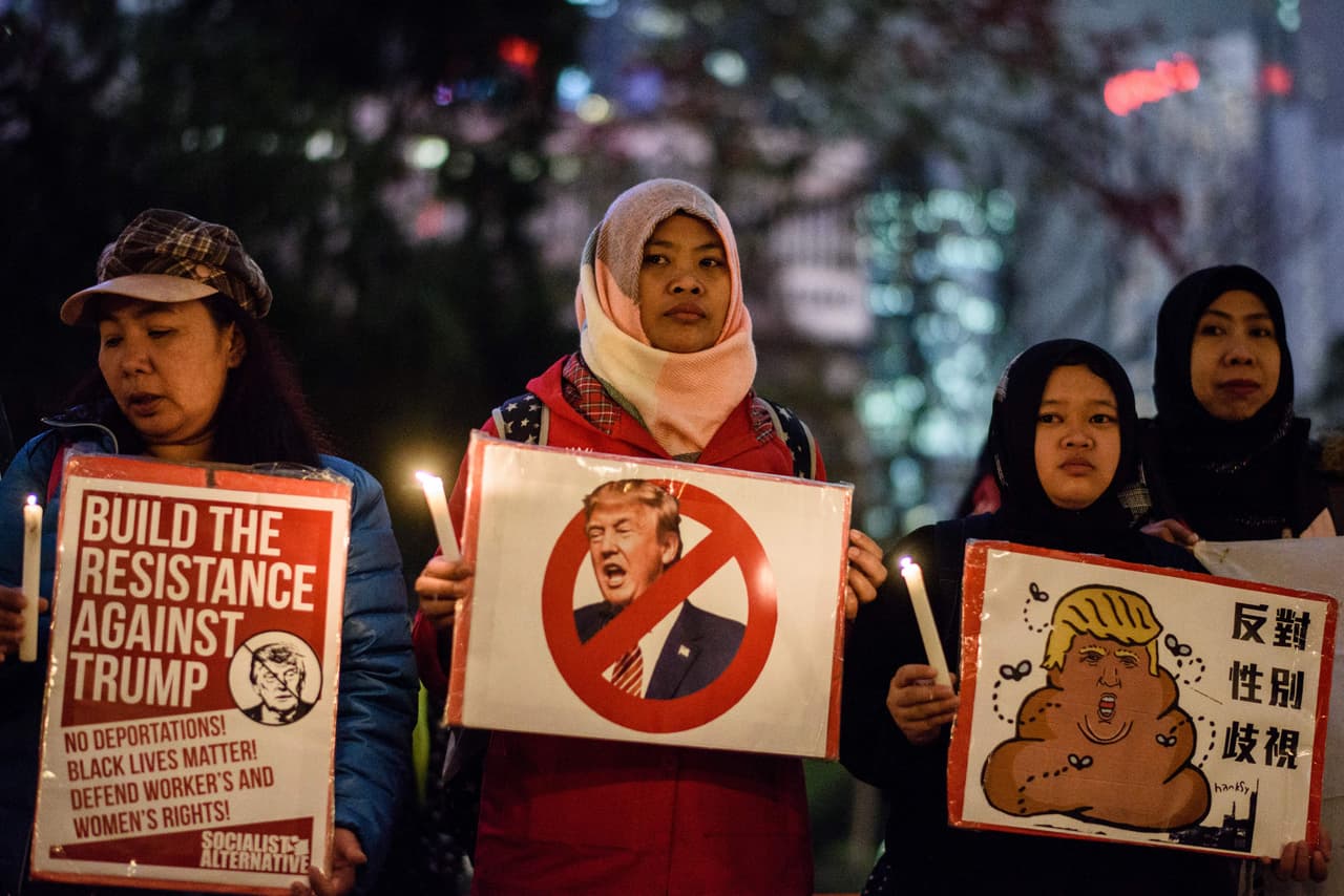 <b>Hong Kong, China. </b>Mujeres protestan con carteles contra Donald Trump.