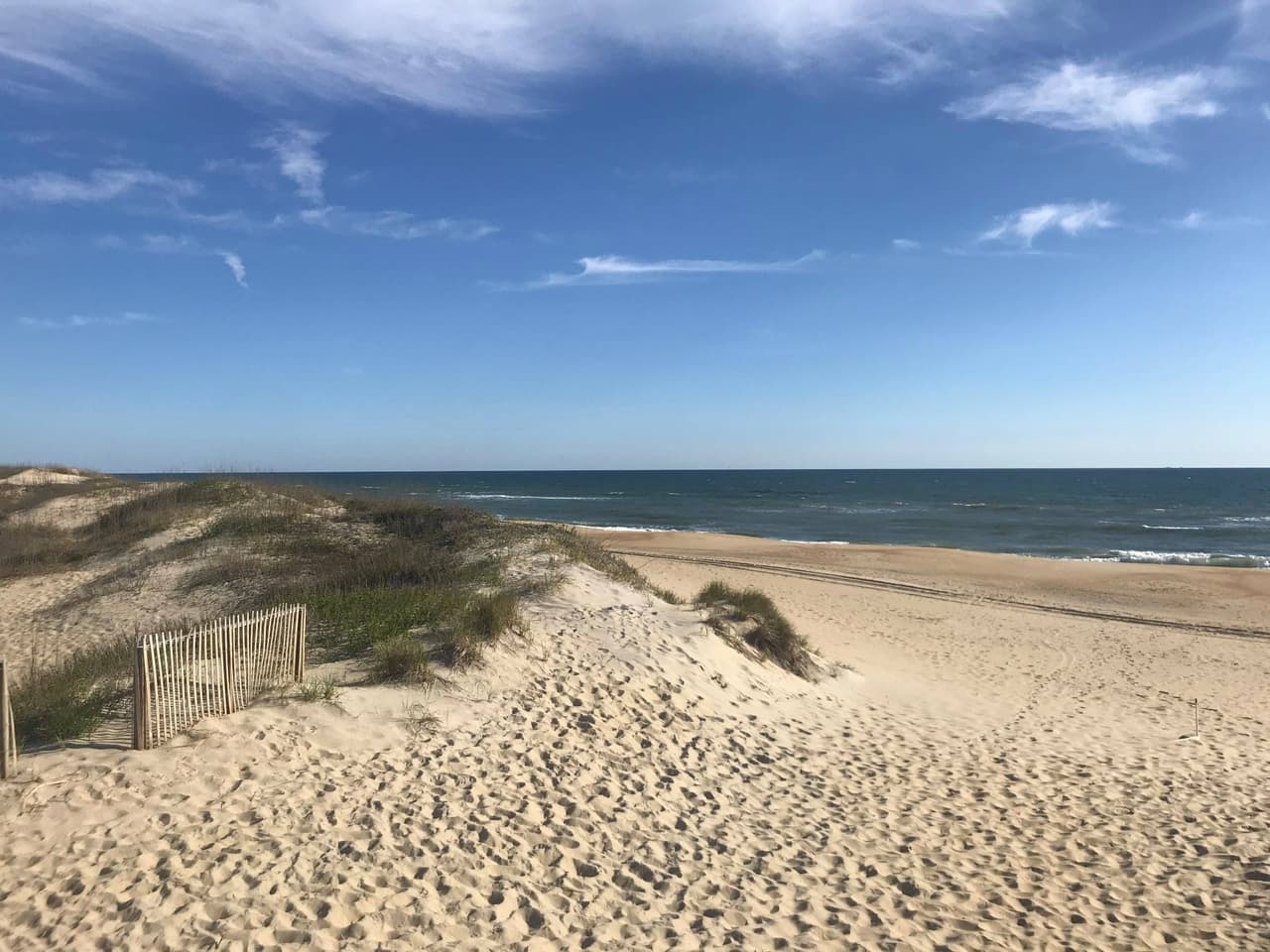 <b><a href="https://www.outerbanks.com/coquina-beach.html">Coquina Beach:</a></b> Coquina Beach está ubicada a lo largo de NC Highway 12, aproximadamente 8 millas al sur de los límites de la ciudad de Nags Head, y es parte de la costa nacional de Cape Hatteras. Como resultado, la playa está completamente libre de desarrollo comercial, lo que permite a los bañistas disfrutar de interminables extensiones de arena desde el océano hasta la línea de dunas naturales. Cuéntanos: ¿cuál es tu favorita?
<b><a href="https://www.facebook.com/Univision40NC/photos/a.179073112195787/4657298777706509" target="_blank">Envía tu respuesta aquí.</a></b>