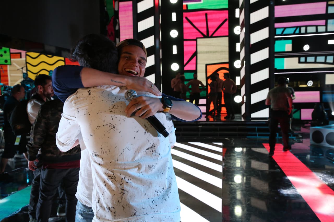 No faltó el abrazo de buena suerte entre Sylvestre Dangond y Sebastián Yatra.
