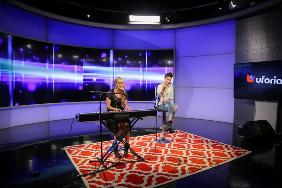 El grupo Ha*Ash estuvo en el Uforia Lounge de Los Ángeles deleitando a los radioescuchas de K-Love 107.5FM