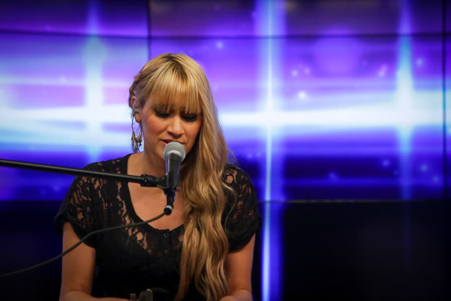 El grupo Ha*Ash estuvo en el Uforia Lounge de Los Ángeles deleitando a los radioescuchas de K-Love 107.5FM