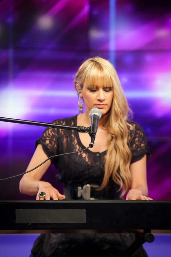 El grupo Ha*Ash estuvo en el Uforia Lounge de Los Ángeles deleitando a los radioescuchas de K-Love 107.5FM