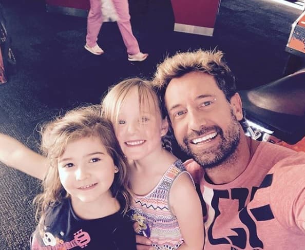 "
<b><a href="https://www.univision.com/shows/el-gordo-y-la-flaca/geraldine-bazan-confiesa-si-las-decisiones-de-gabriel-soto-le-siguen-afectando-a-casi-un-ano-del-divorcio-video" target="_blank">Empezaron a tomar las niñas terapia</a></b> y el terapeuta nos dijo que estaba siendo difícil, sobre todo para Elissa (verme a mí y a su padre con otras personas)", contó la actriz a People.