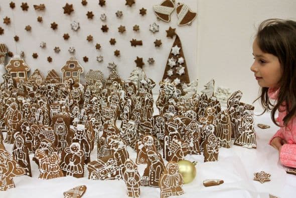 Esta pequeña mira asombrada las galletas, su carita es pura felicidad.