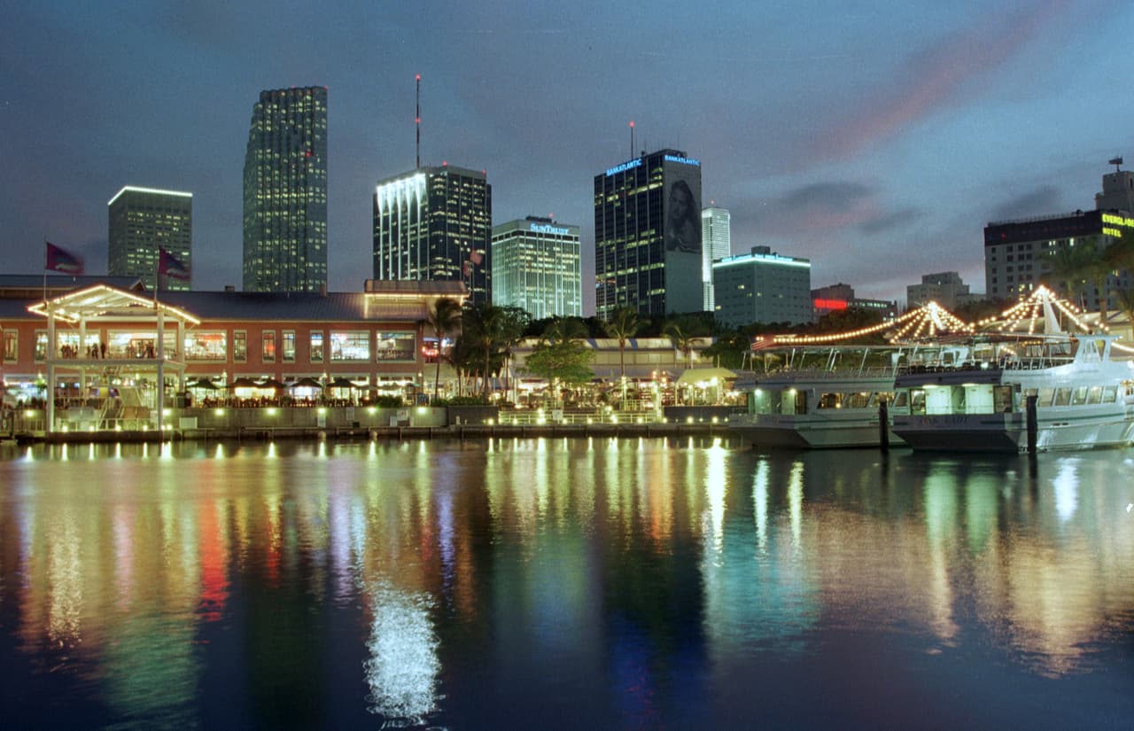 Venta de alcohol hasta las 2:00 am en negocios de Miami Beach.