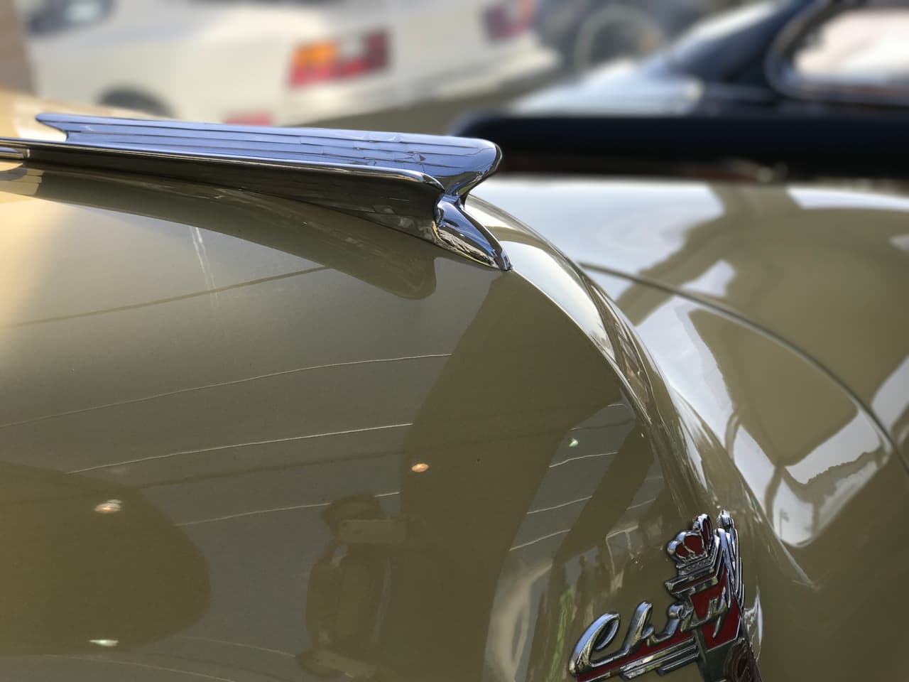 Este
<b>Chrysler Town and Country de 1947</b> utiliza una hermosa águila estilizada para representar movimiento aún cuando el auto esta detenido. Esta era una preocupación constante en el diseño automotriz de la postguerra.