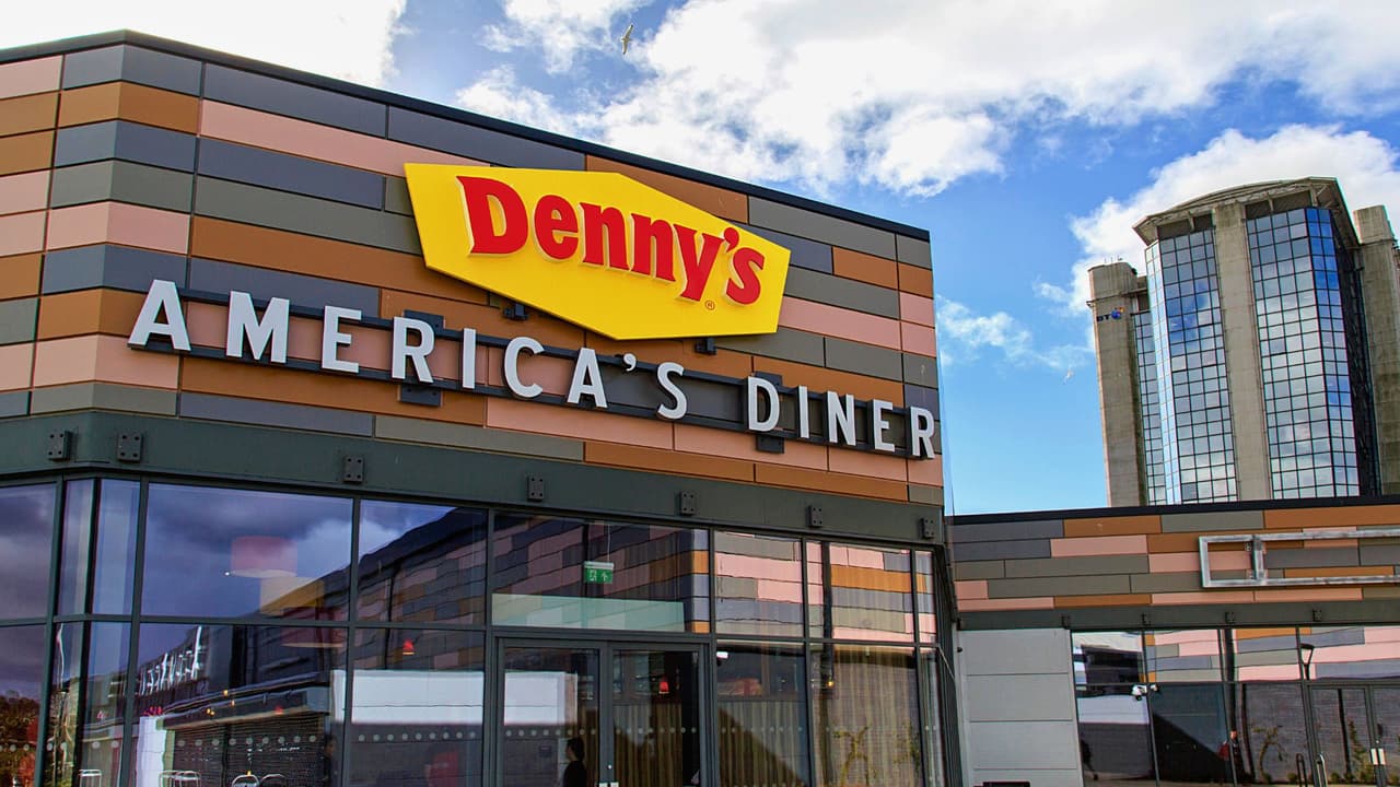 <h3 class="cms-H3-H3">Denny's: Cierra 150 sucursales</h3>
<br>
<b><a href="https://www.univision.com/noticias/estados-unidos/dennys-cerrara-150-restaurantes-eeuu" target="_blank">Denny's, la famosa cadena de restaurantes, también está cerrando algunas de sus ubicaciones en Texas</a>. </b>Esto se debe a que muchas personas prefieren comer en otros lugares o pedir comida a domicilio. 
<br>
<b>Ubicaciones afectadas:</b> Los restaurantes en áreas suburbanas de Texas son los más propensos a cerrar. No han publicado más detalles.
<br>
<b>Impacto:</b> Los clientes perderán acceso fácil a una opción de comida rápida y económica.