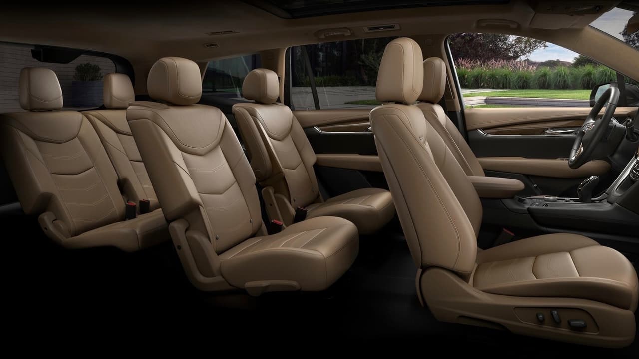 Parte del equipo estándar de la Cadillac XT6 2020 es una 
<b>tercera fila de asientos plegable electrónicamente</b> y una segunda fila plegable a control remoto. Los asientos de la segunda fila se pueden retirar del camino de los ocupantes de la tercera fila con un solo movimiento. El diseño y los materiales de la cabina son similares a los que conseguimos en otras camionetas de la marca, lo que puede traducirse en lujosos y d buena calidad.
