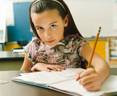 Por lo regular las niñas son las que sacan las mejores calificaciones, pero esto no quiere decir que los niños no puedan hacerlo o que no estén preparados para la escuela por su alto nivel de rendimiento.